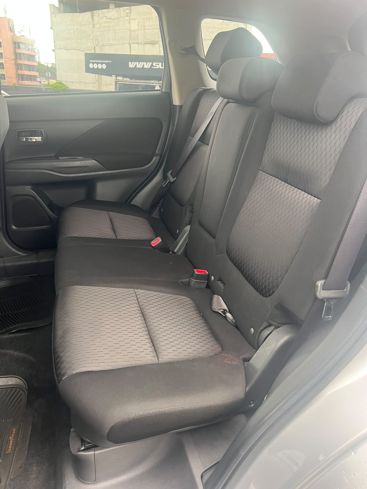 MITSUBISHI OUTLANDER